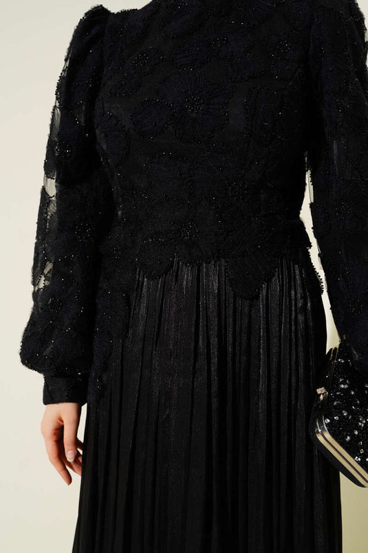 فستان سهرة أسود مع أحجار زهرية في الأمام