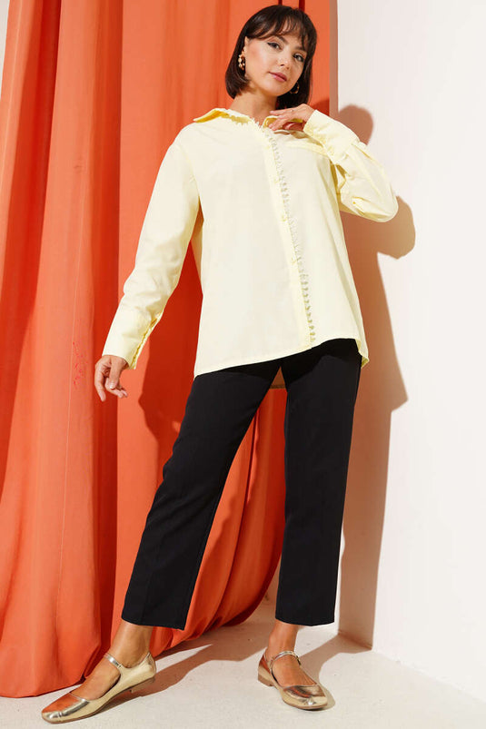 قميص أصفر بتفاصيل دانتيل أمامية