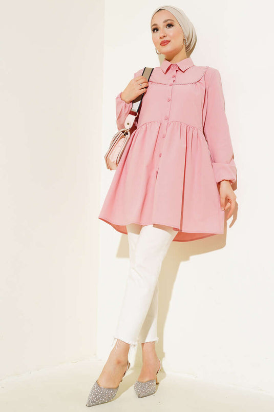 Chemise en dentelle devant poudre