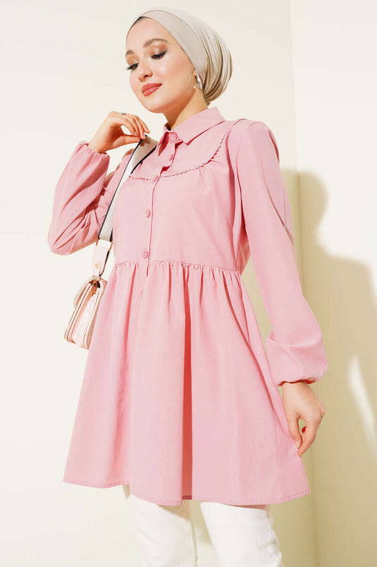 Chemise en dentelle devant poudre