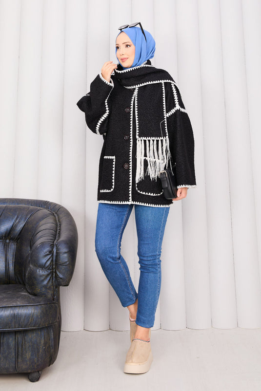 Veste noire à poche boutonnée sur le devant et détail écharpe