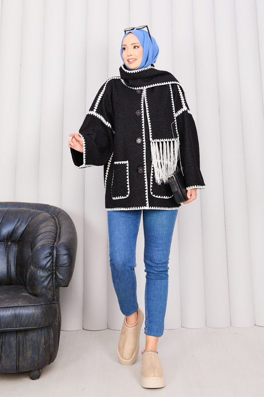 Veste noire à poche boutonnée sur le devant et détail écharpe