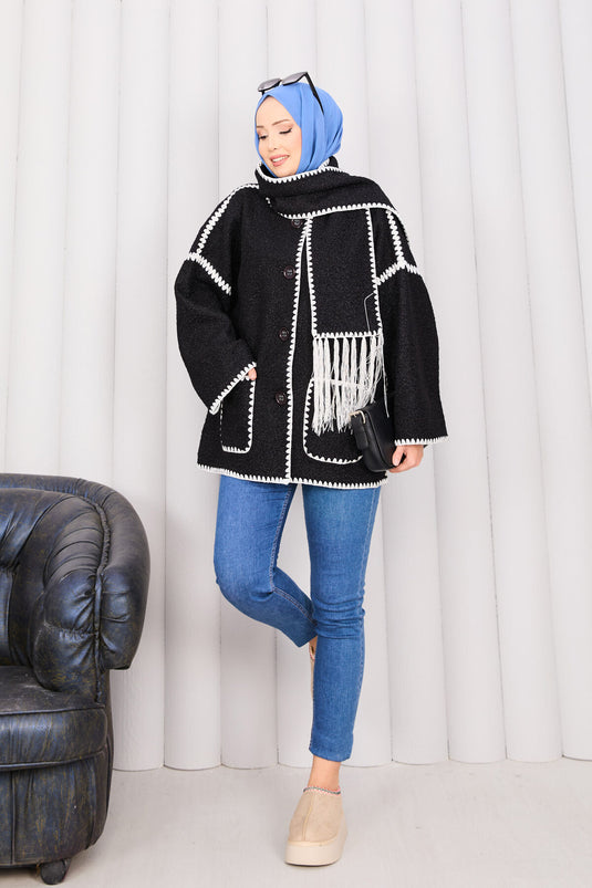 Veste noire à poche boutonnée sur le devant et détail écharpe