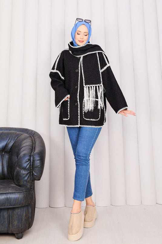 Veste noire à poche boutonnée sur le devant et détail écharpe