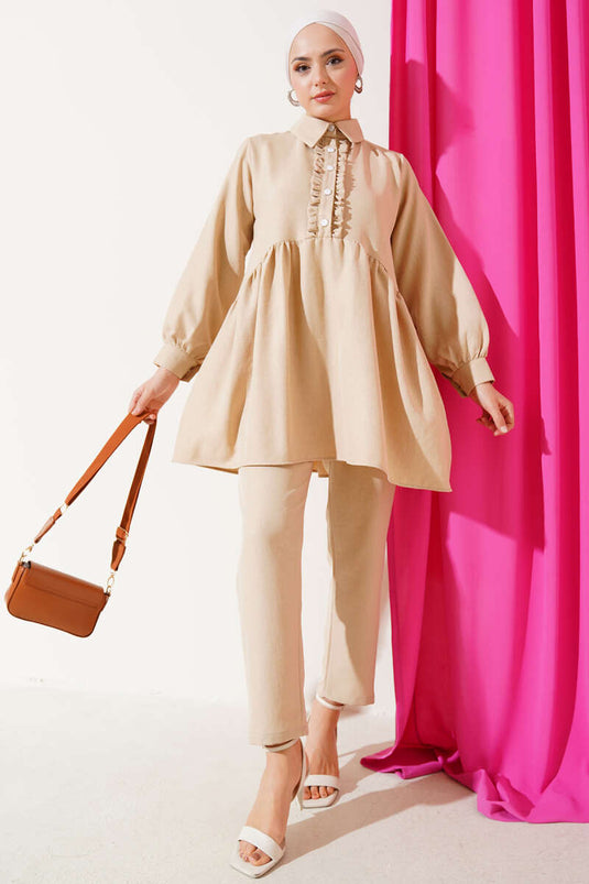 Önü Düğmeli Fırfırlı İkili Takım Bej