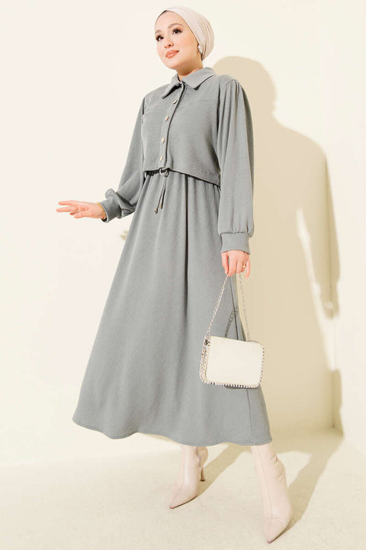 بدلة من قطعتين بأزرار أمامية، لون رمادي دخاني