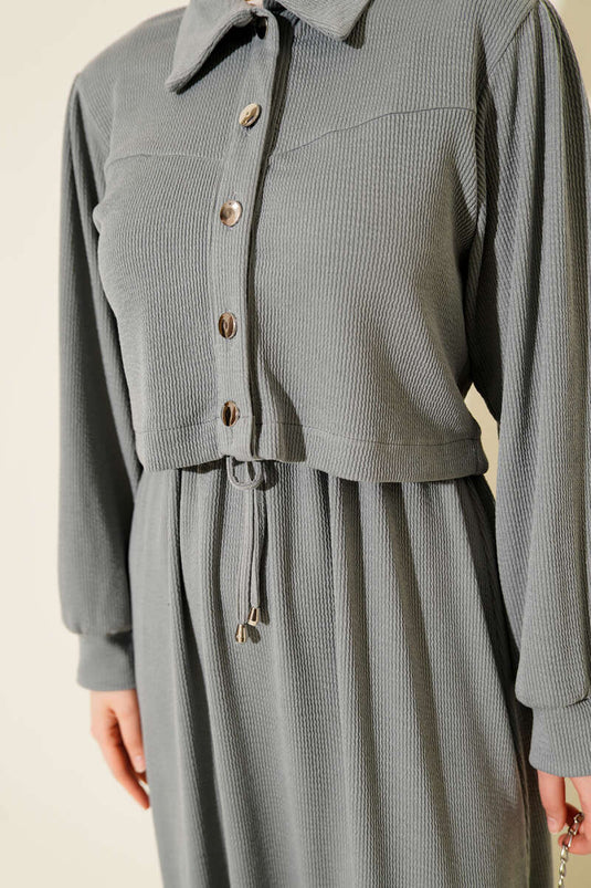 بدلة من قطعتين بأزرار أمامية، لون رمادي دخاني
