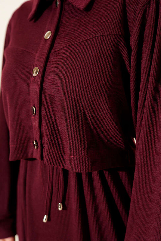 Costume deux pièces boutonné sur le devant, prune