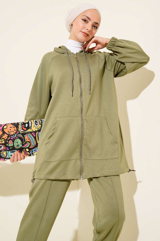 بدلة مكونة من قطعتين بسحاب أمامي وغطاء للرأس باللون الأخضر اللوزي