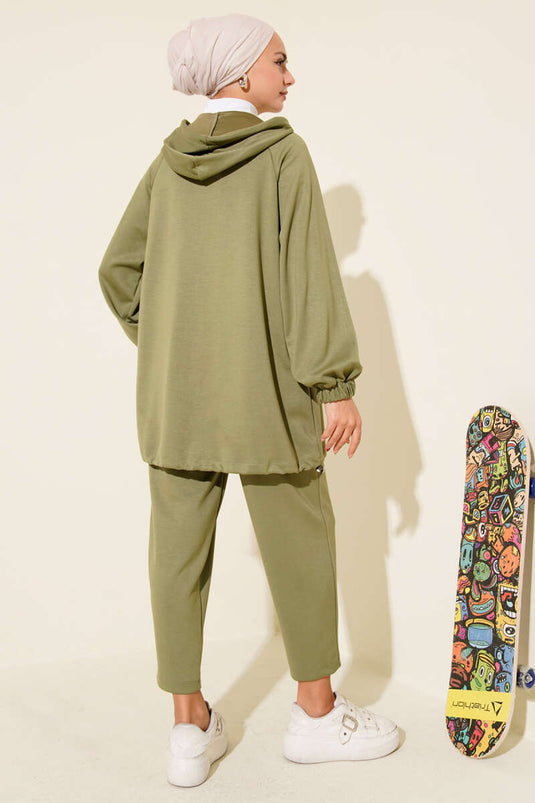 بدلة مكونة من قطعتين بسحاب أمامي وغطاء للرأس باللون الأخضر اللوزي