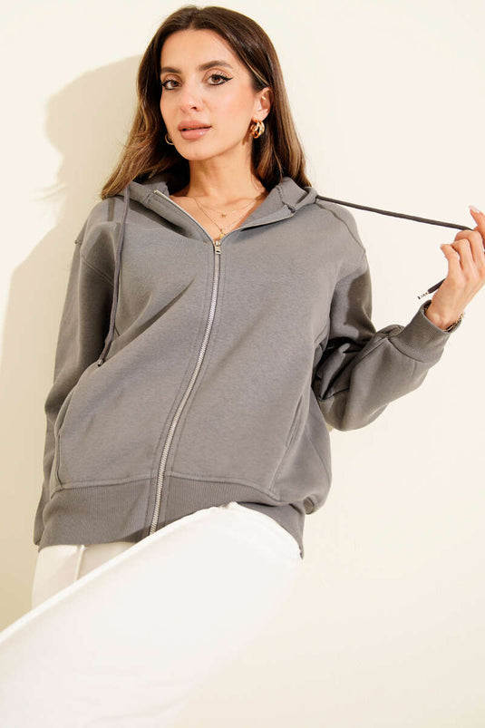 Gilet à capuche gris avec fermeture éclair sur le devant