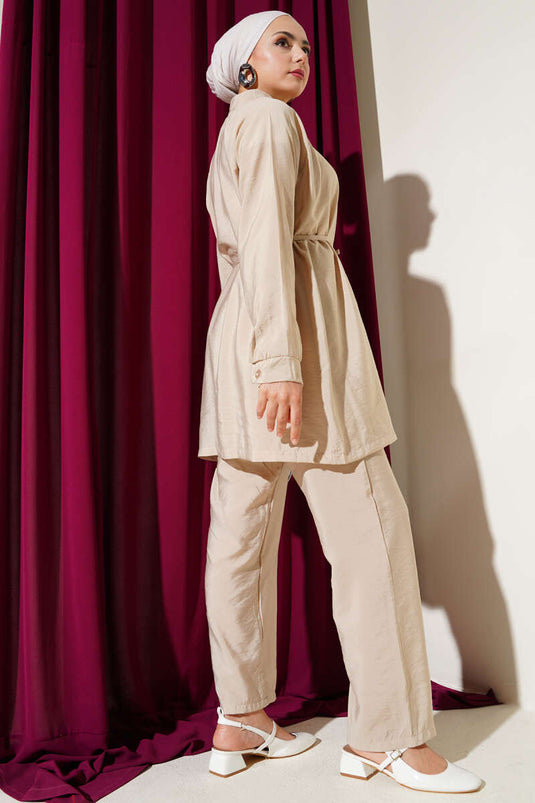 بدلة من قطعتين بسحاب أمامي وحزام باللون البيج