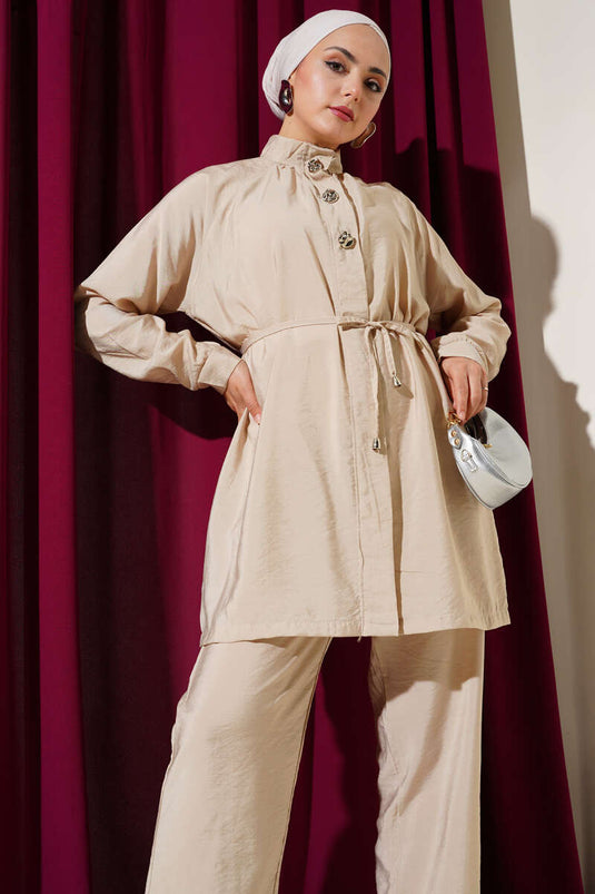 بدلة من قطعتين بسحاب أمامي وحزام باللون البيج