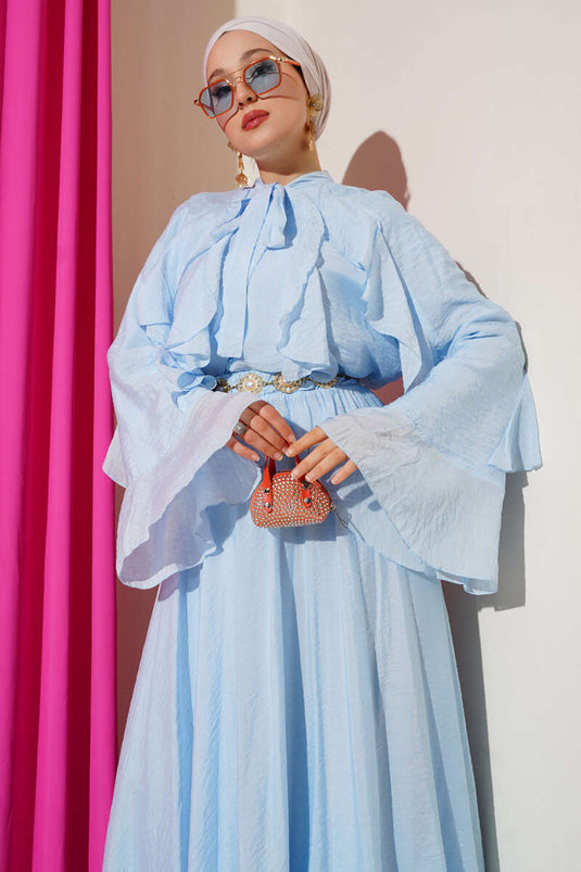 بدلة من قطعتين مع تفاصيل الكشكشة وتنورة باللون الأزرق