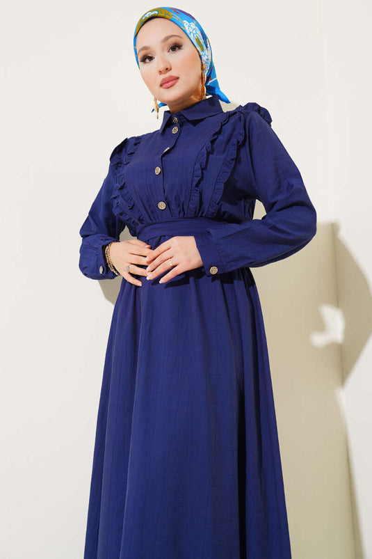 Robe bleu marine ceinturée avec volants sur le devant