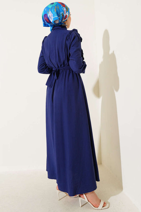 Robe bleu marine ceinturée avec volants sur le devant