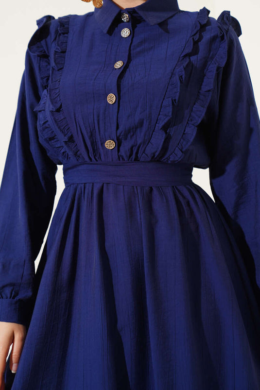 Robe bleu marine ceinturée avec volants sur le devant