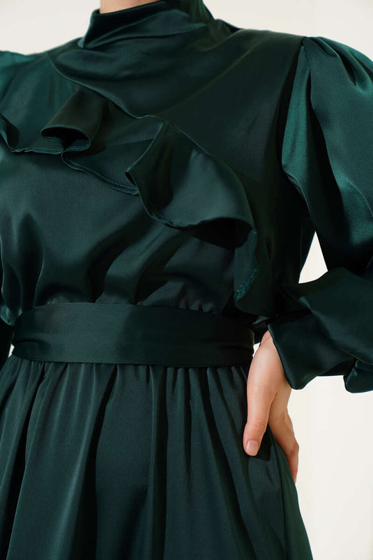 فستان سهرة من الساتان الزمردي مع تفاصيل الكشكشة في الأمام