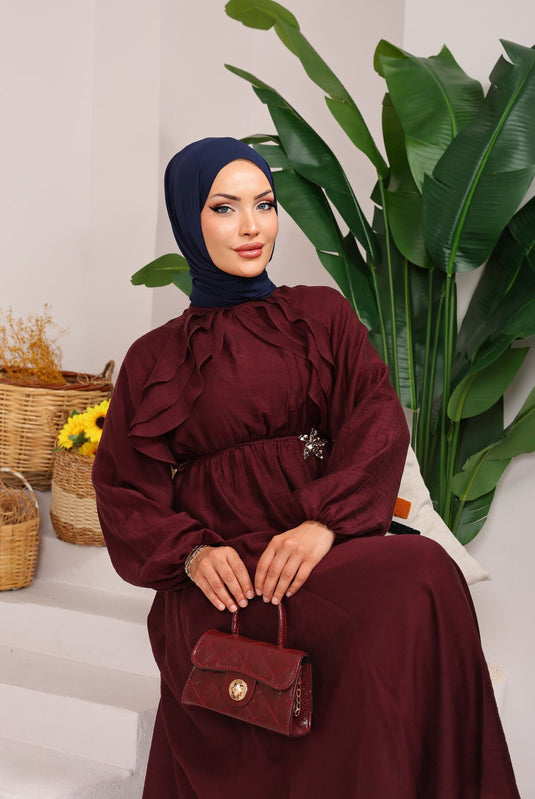 فستان محتشم بتفاصيل رباط وكشكش أمامي بلون برقوقي