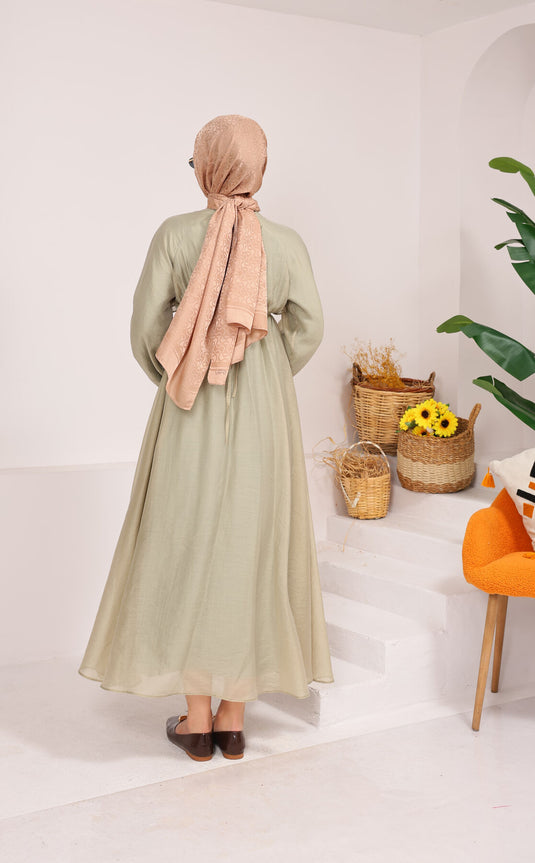 Modest Groene Olive Jurk Met Ruches En Strikdetail Aan De Voorzijde