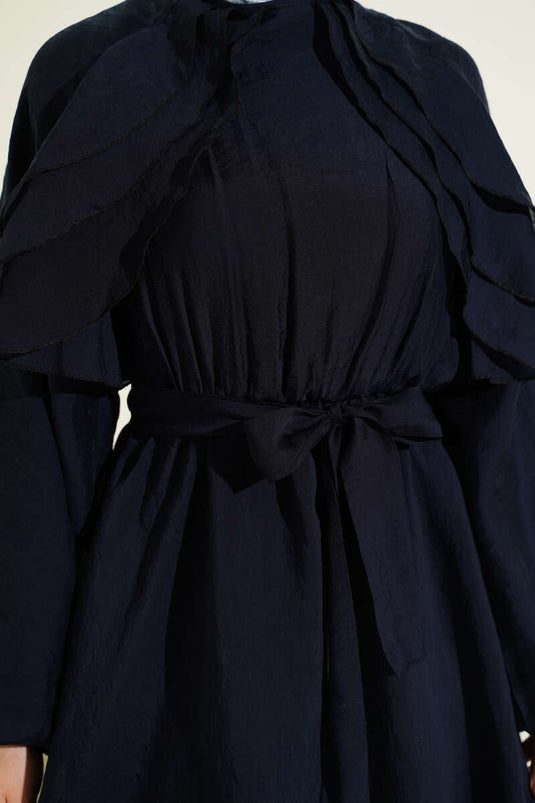 Kleid mit Rüschen, elastischem Bund und Gürtel, Marineblau