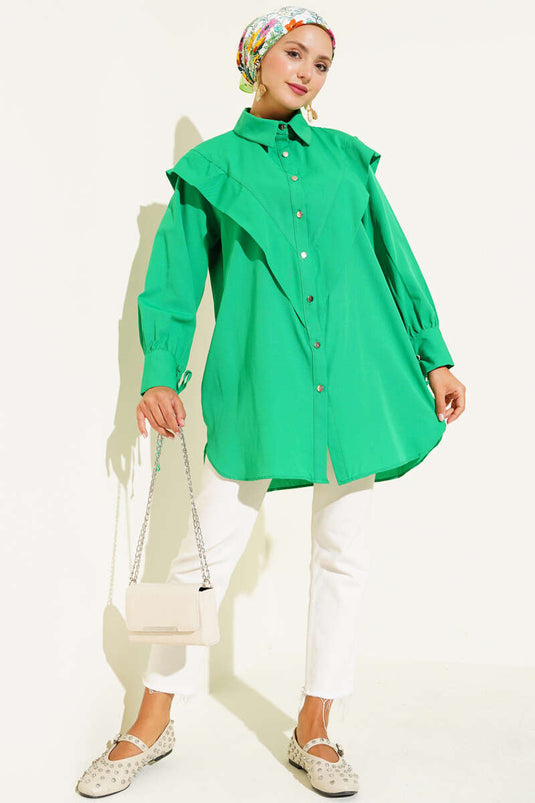 Chemise verte à volants sur le devant et cordon lacé