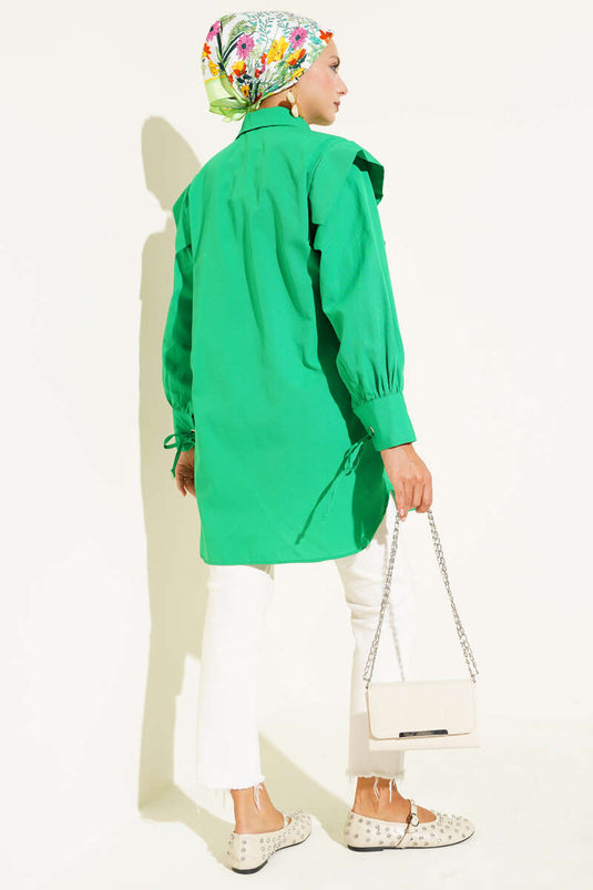 Chemise verte à volants sur le devant et cordon lacé