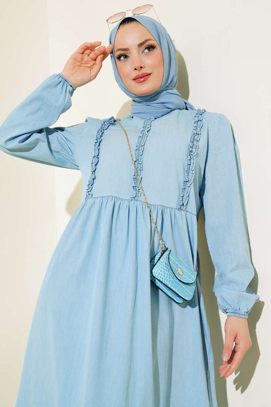 فستان جينز أزرق ثلجي مع كشكشة أمامية