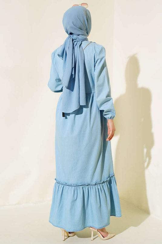 فستان جينز أزرق ثلجي مع كشكشة أمامية