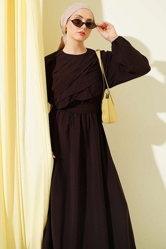 Robe ceinturée à volants marron foncé
