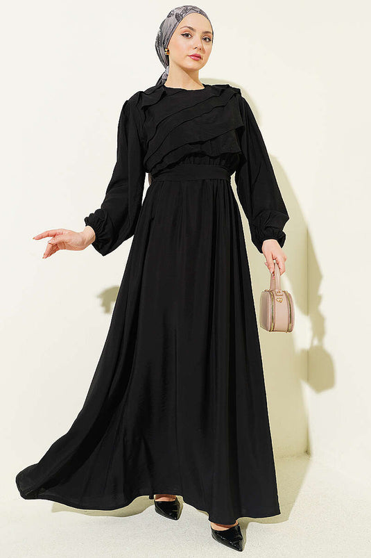 Robe noire avec ceinture et volant devant