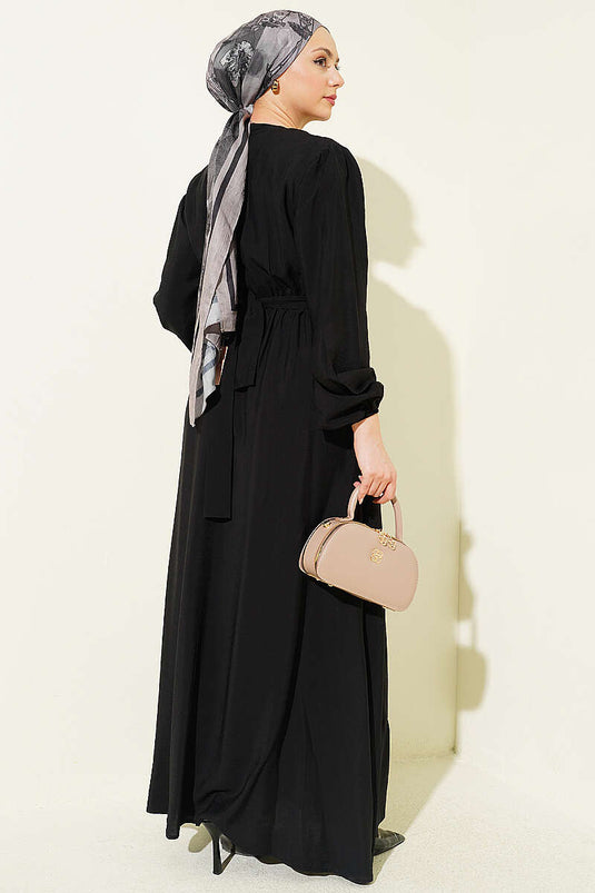 Robe noire avec ceinture et volant devant