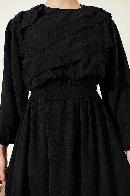 Robe noire avec ceinture et volant devant