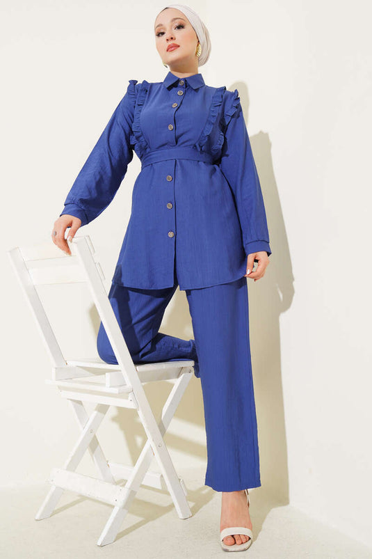 بدلة برلمانية مكونة من قطعتين مع كشكشة في الأمام وحزام