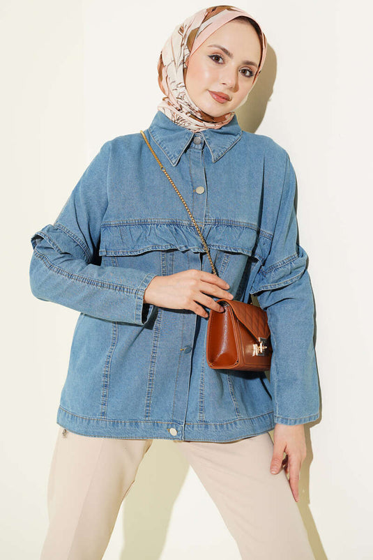 Veste en jean bleu denim avec boutons métalliques et volant à l'avant