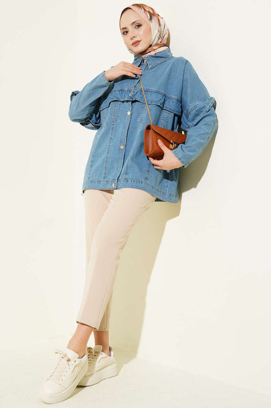 Veste en jean bleu denim avec boutons métalliques et volant à l'avant