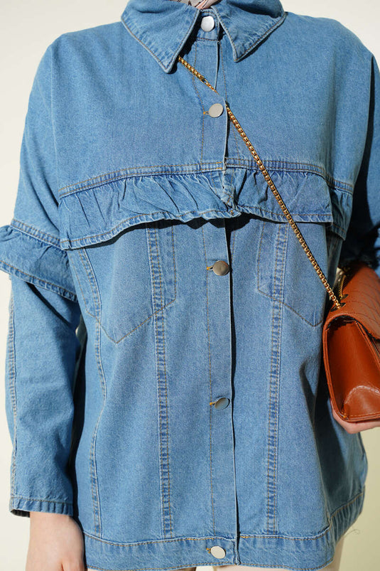 Veste en jean bleu denim avec boutons métalliques et volant à l'avant