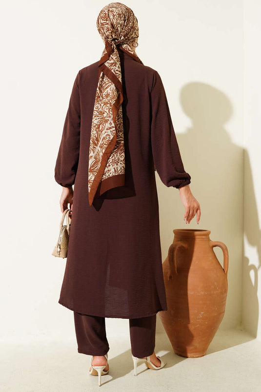 طقم من قطعتين بتفاصيل حجر أمامية مكشكشة باللون البني