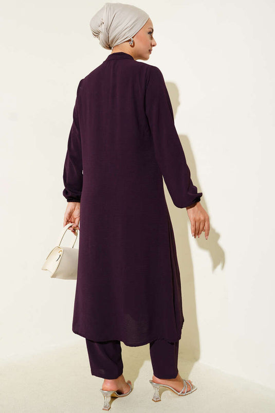 بدلة من قطعتين بتفاصيل حجر من الأمام مكشكشة باللون البرقوقي