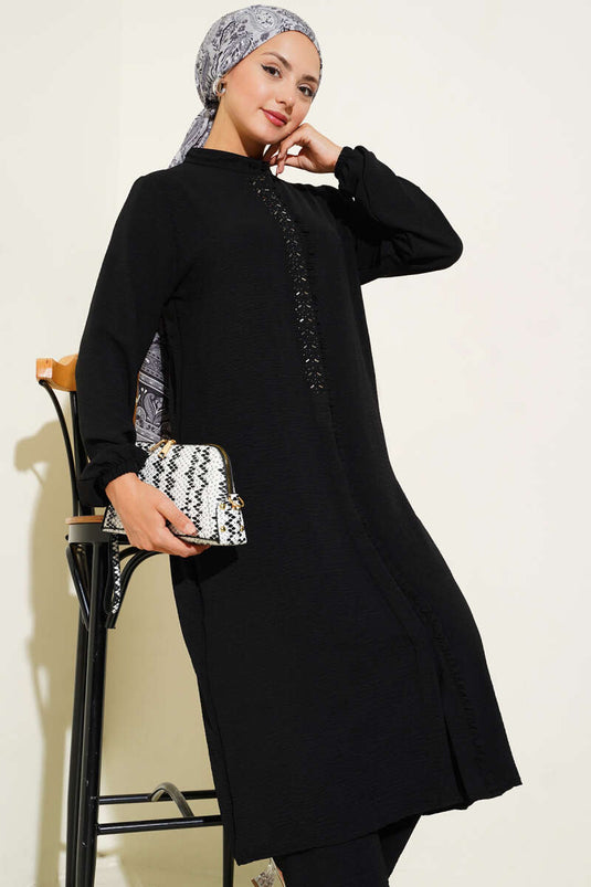 بدلة سوداء من قطعتين بتفاصيل حجر من الأمام وكشكشة