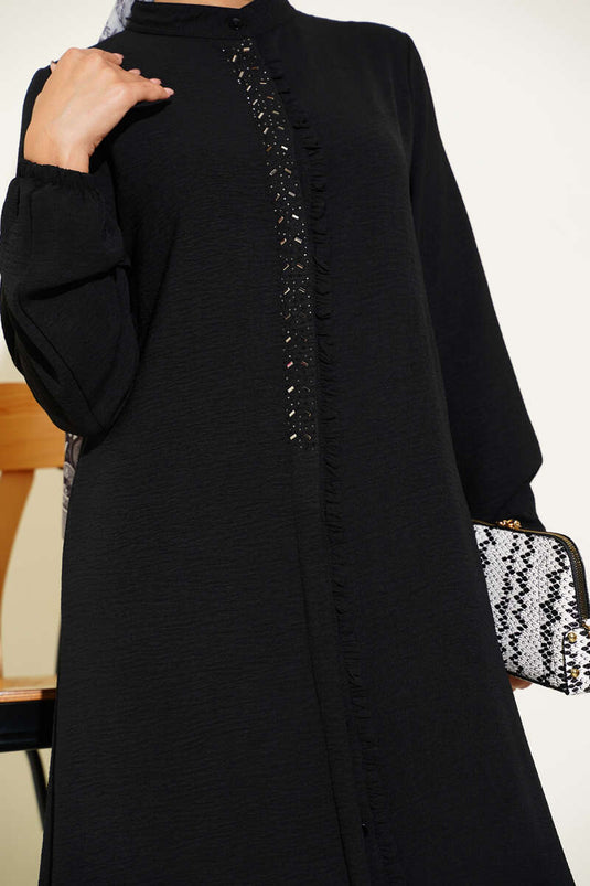 بدلة سوداء من قطعتين بتفاصيل حجر من الأمام وكشكشة