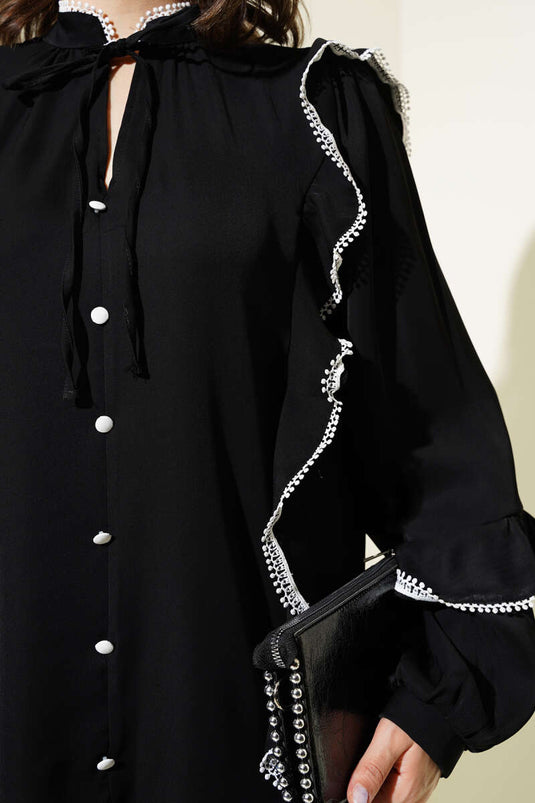 بلوزة سوداء برقبة على شكل حرف V مع كشكشة أمامية