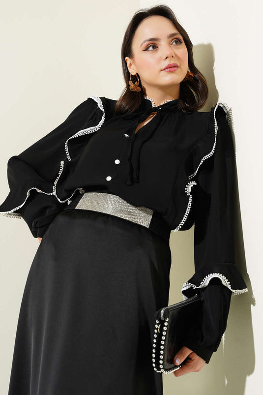 بلوزة سوداء برقبة على شكل حرف V مع كشكشة أمامية