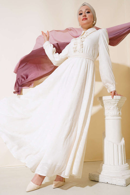 فستان بكشكشة وياقة أمامية إكرو