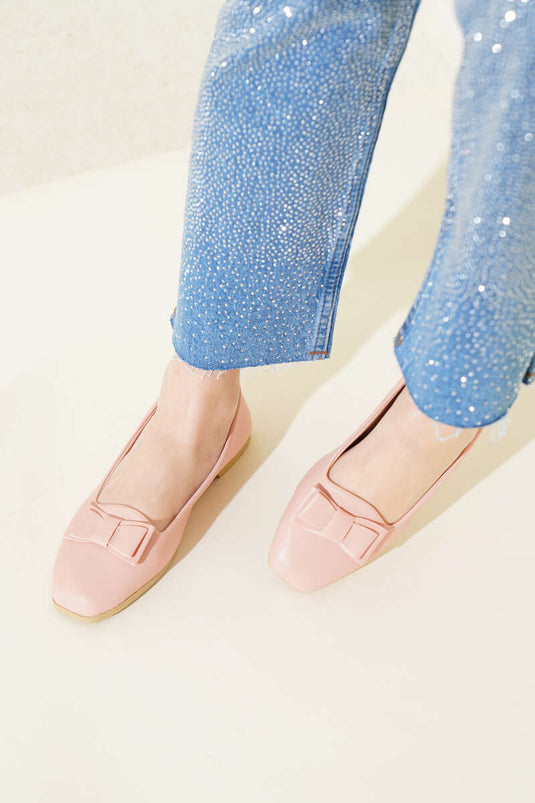 أحذية باليه مسطحة مع فيونكة أمامية بلون بودرة