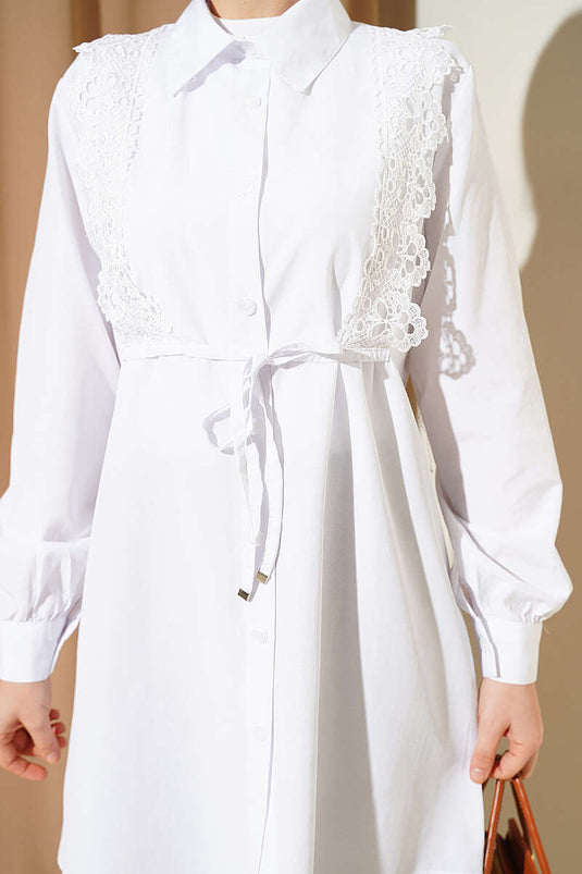 Chemise blanche à lacets avec détail guipure sur le devant