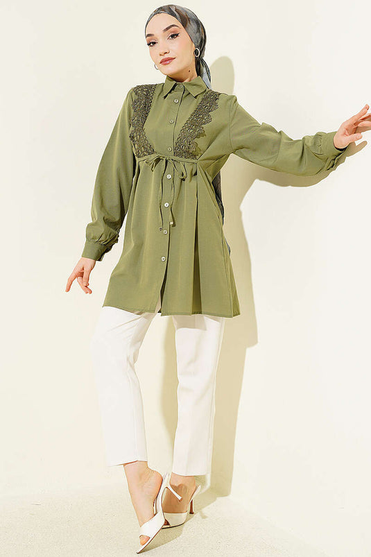 Vorderseite Spitzen-Detail Schnürhemd Khaki