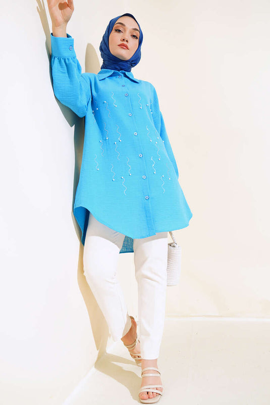 قميص أزرق مزين باللؤلؤ في الأمام