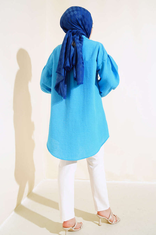 قميص أزرق مزين باللؤلؤ في الأمام