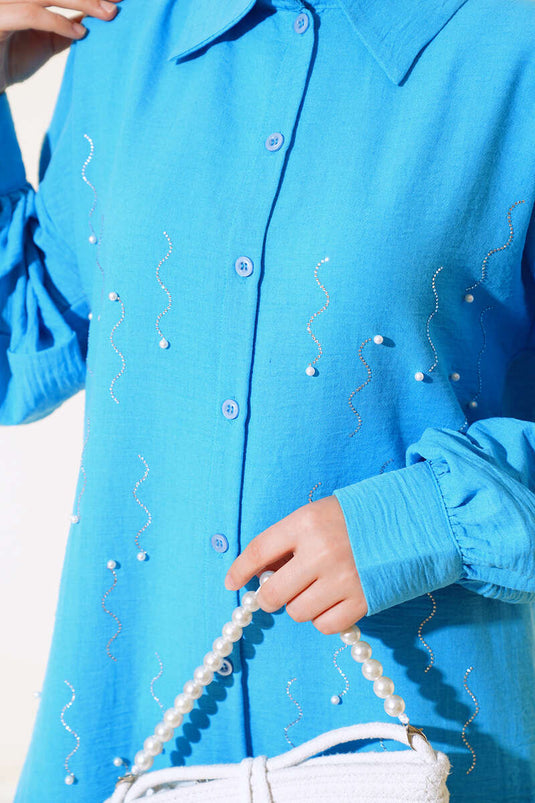 قميص أزرق مزين باللؤلؤ في الأمام